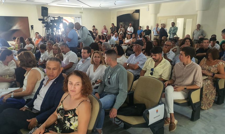 El salón de plenos estaba lleno de gente