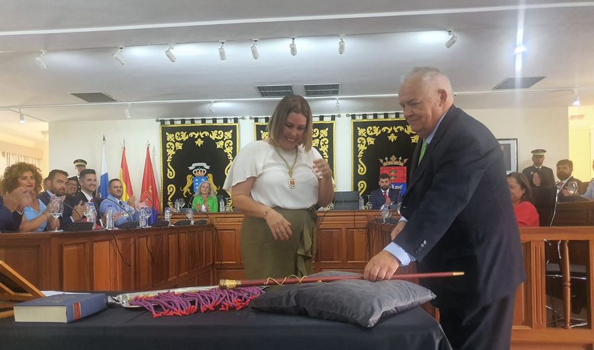 Eugenio Hernández entregó el bastón de mando a Astrid Pérez.