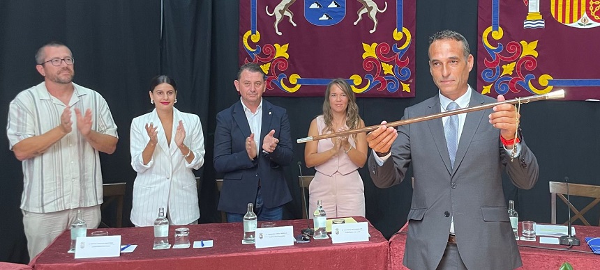Los concejales de Compromiso este sábado aplaudiendo a Villalba cuando asumió el bastón de mando municipal.