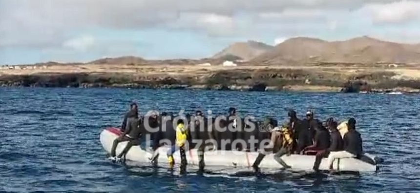 Así viajaban los inmigrantes este martes antes de ser rescatados por Salvamento Marítimo.