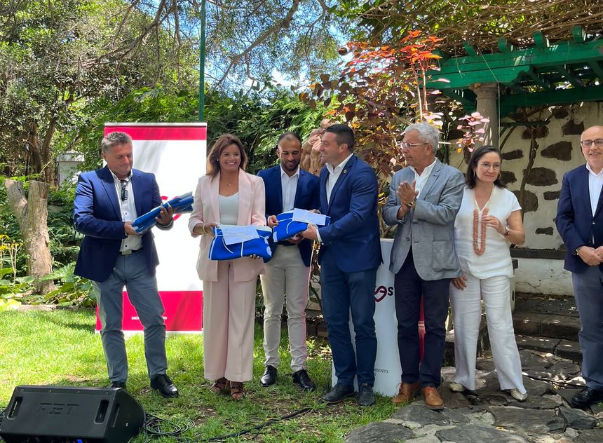 Olivia Duque junto al alcalde de Yaiza recogiendo la distinción