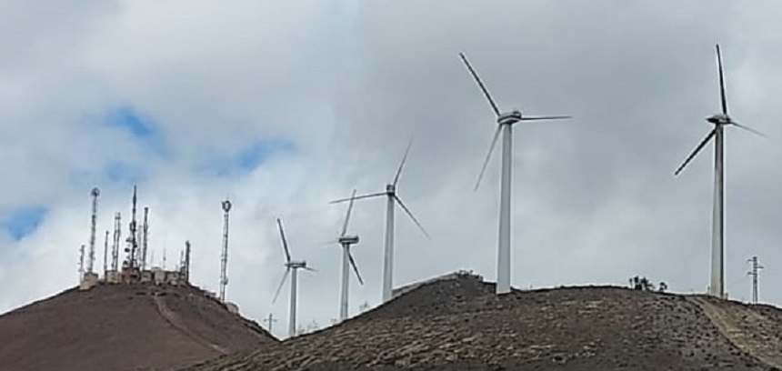Los especialistas trabajando este martes en la reparación del molino.