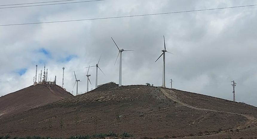Imagen del molino de viento que se rompió recientemente y que obligó a precintar el acceso a la zona.