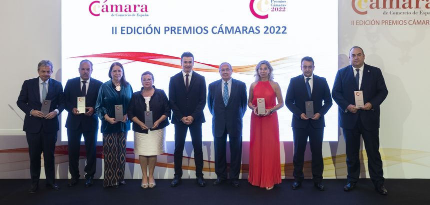 Los premiados junto con el ministro de Industria y el presidente de Cámara España