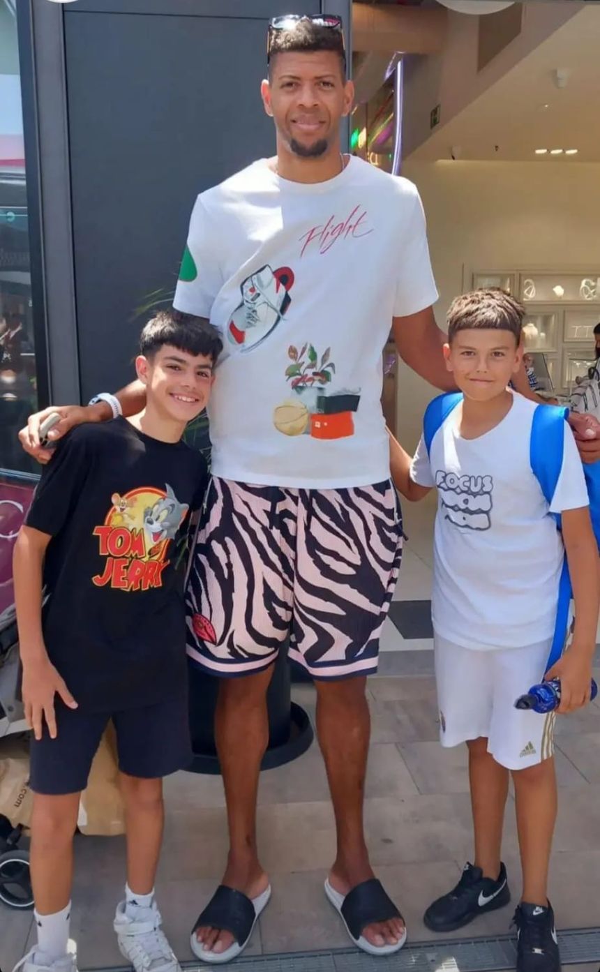Tavares con alguno de los niños con los que se ha fotografiado en Lanzarote.