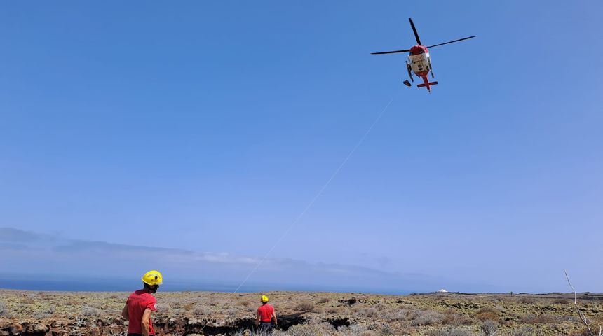 Instante en el que el helicóptero evacúa al herido
