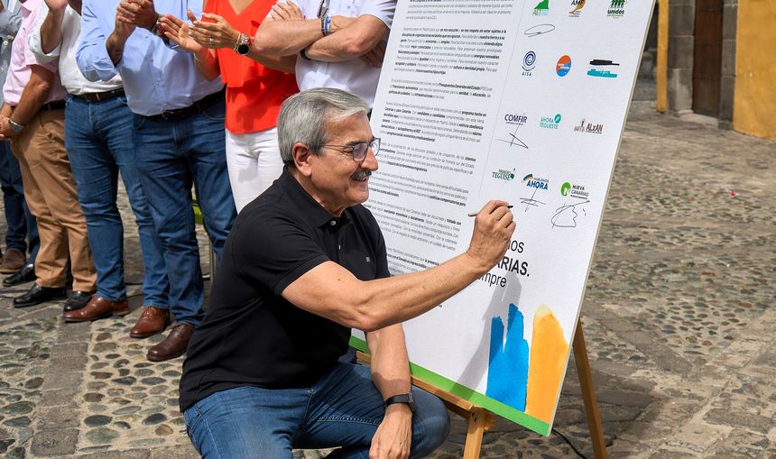 Román Rodríguez en la firma simbólica del cartel con los partidos participantes