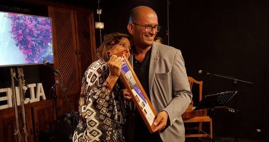 Imagen de octubre de 2017 cuando presentó su primer disco en la Casa Museo del Timple. El entonces concejal Antonio Callero le entregó un merecido reconocimiento del Ayuntamiento de Teguise.