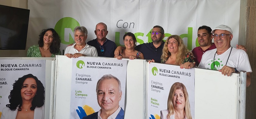 Imagen de la pegada simbólica de carteles de Nueva Canarias en Lanzarote.