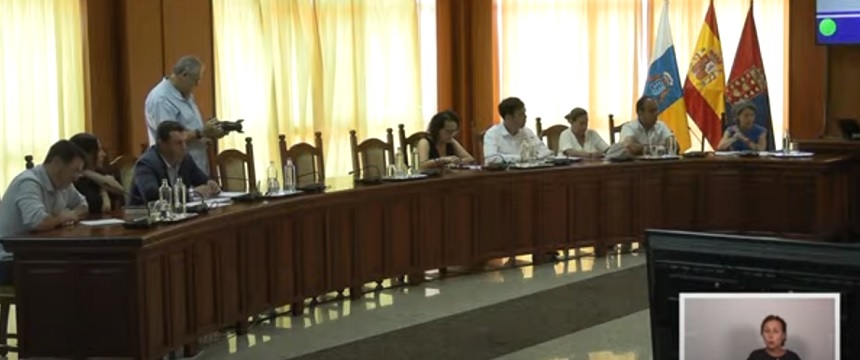Imagen de los integrantes de la oposición con varias ausencias en la bancada socialista.