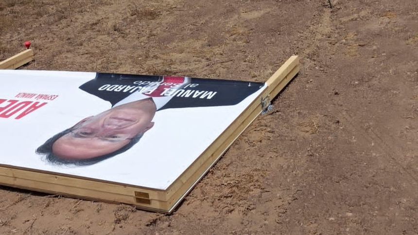Imagen de uno de los carteles que han sido arrancados de su ubicación.