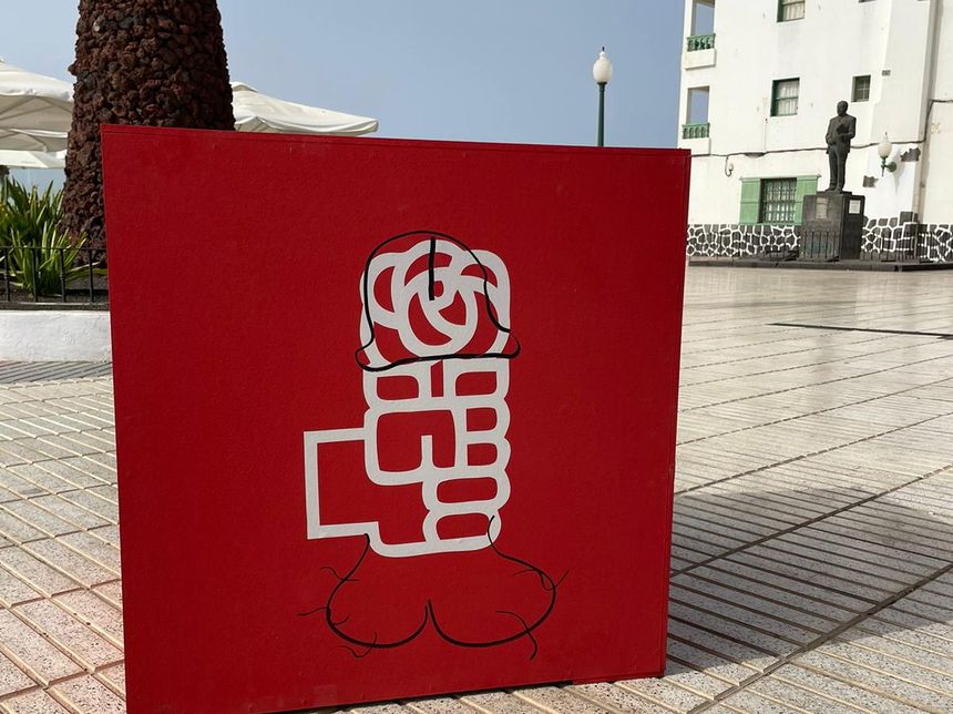 Cubo PSOE vandalizado.