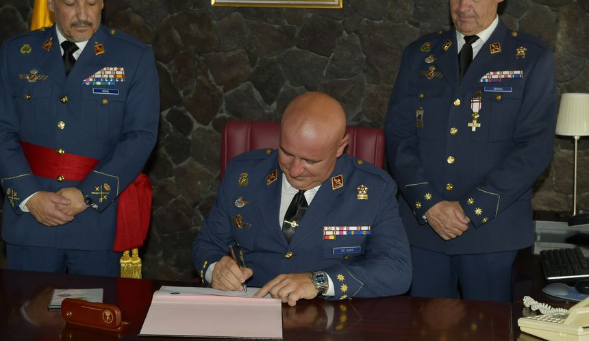 Momento de la firma del relevo.