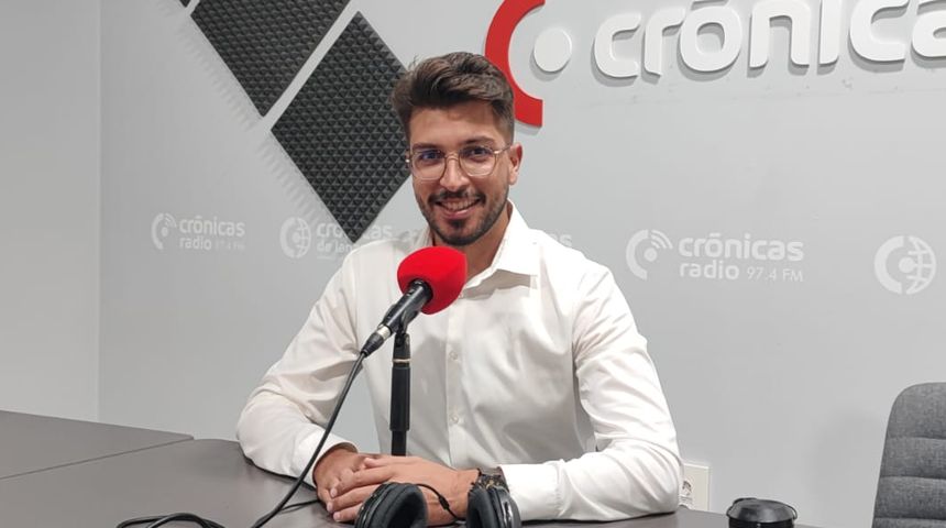 Jeziel Martín en el estudio de Crónicas Radio.
