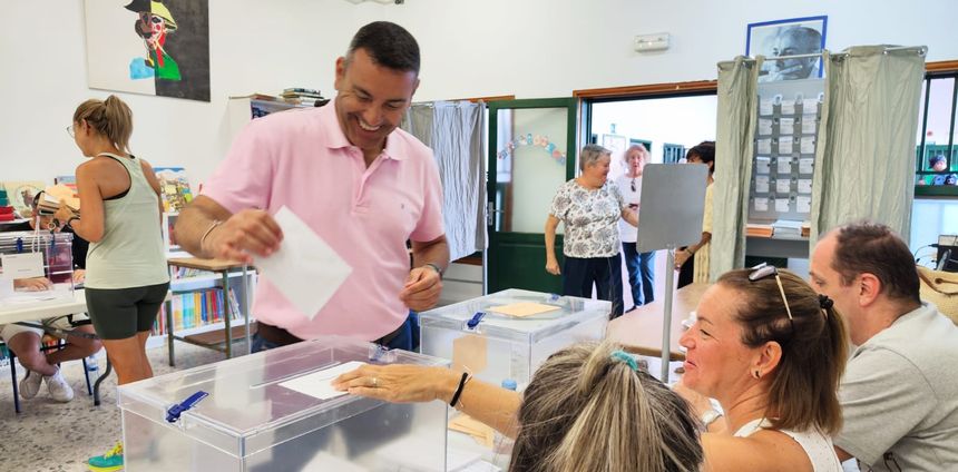 El nuevo presidente del Cabildo acudió muy temprano a votar en su colegio de Tahíche
