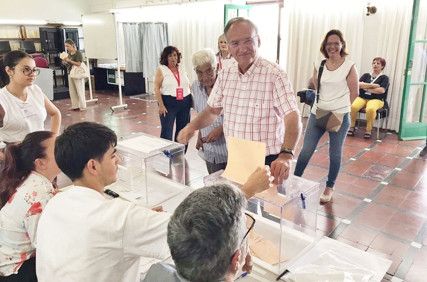 Manolo Fajardo votando