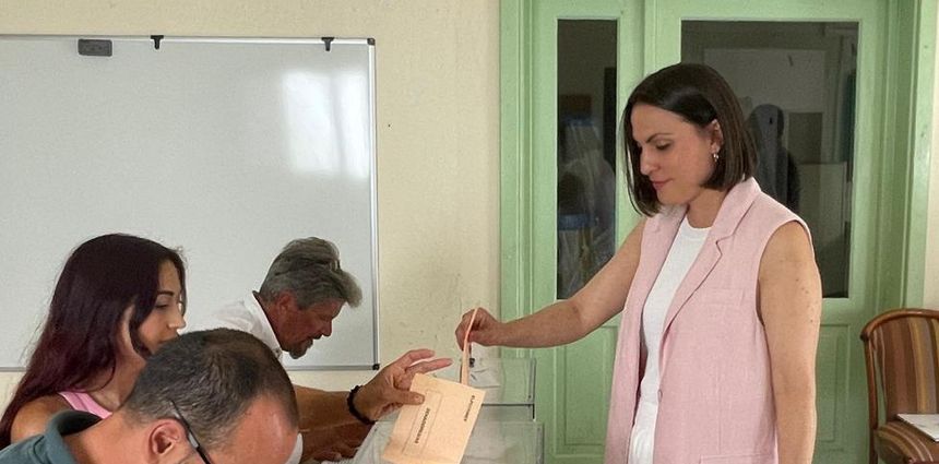 Migdalia Machín votando en las Elecciones Generales.