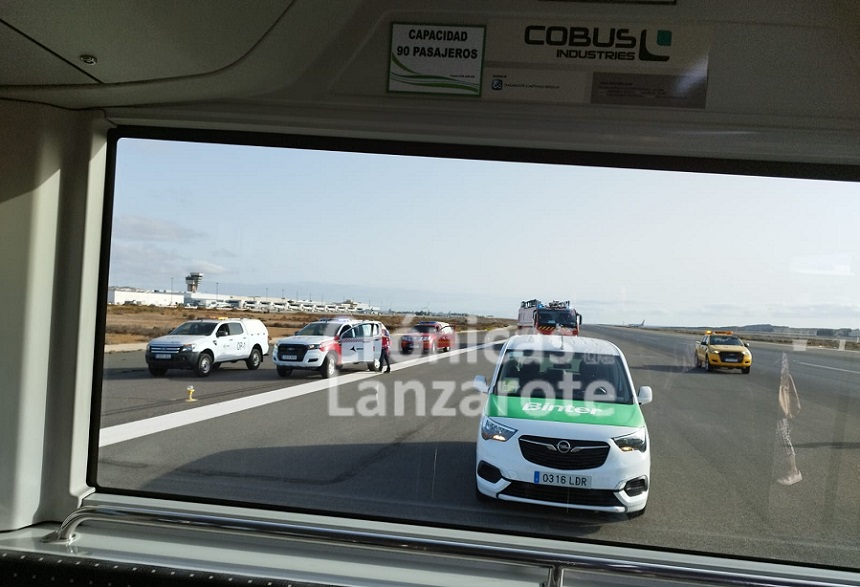 Equipos desplazados hasta el avión.