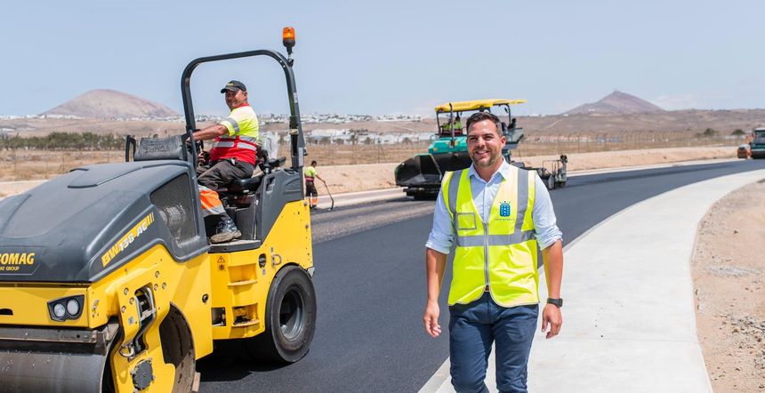 Jacobo Medina visitando una obra recientemente