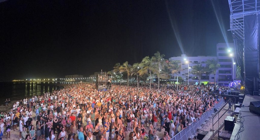 Rosana Pregón. Un gentío en la playa de El Reducto