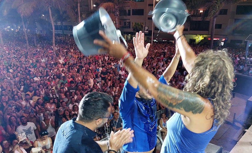 Rosana baña con agua al alcalde y al concejal de Fiestas