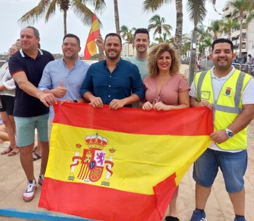 El alcalde de Arrecife fue uno más junto a sus compañeros en la playa