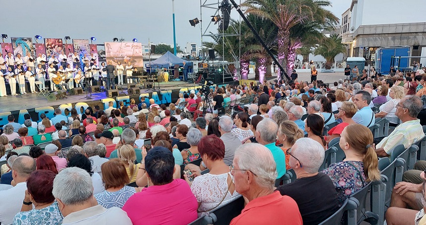 Imagen de la gente disfrutando de una de las actuaciones de las fiestas de San Ginés.