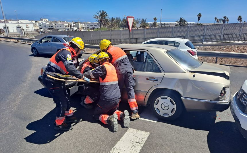 Imagen del momento de la extracción del vehículo de una de las personas heridas.