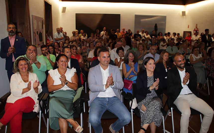 sala llena, en primer plano concejales de Yaiza
