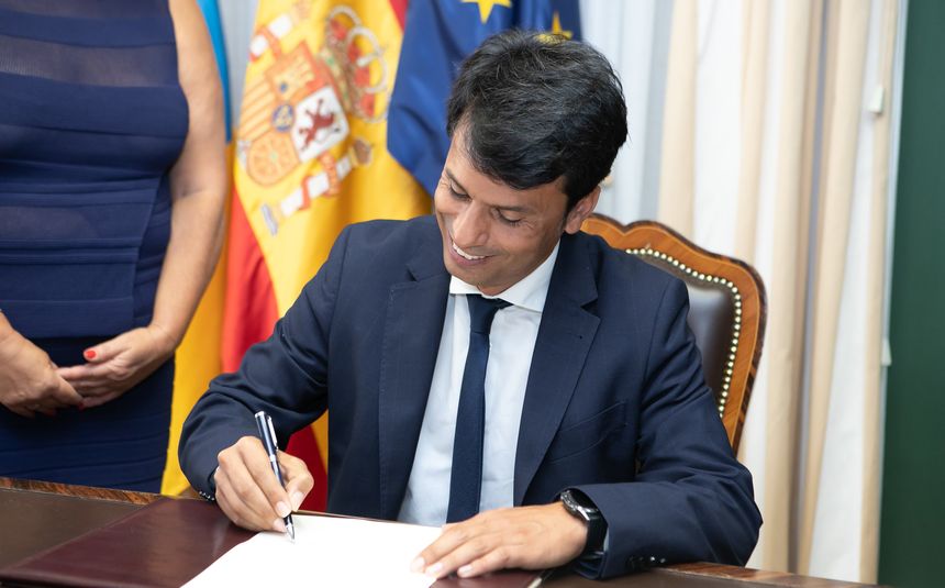 Marcos Bergaz firmando su incorporación.