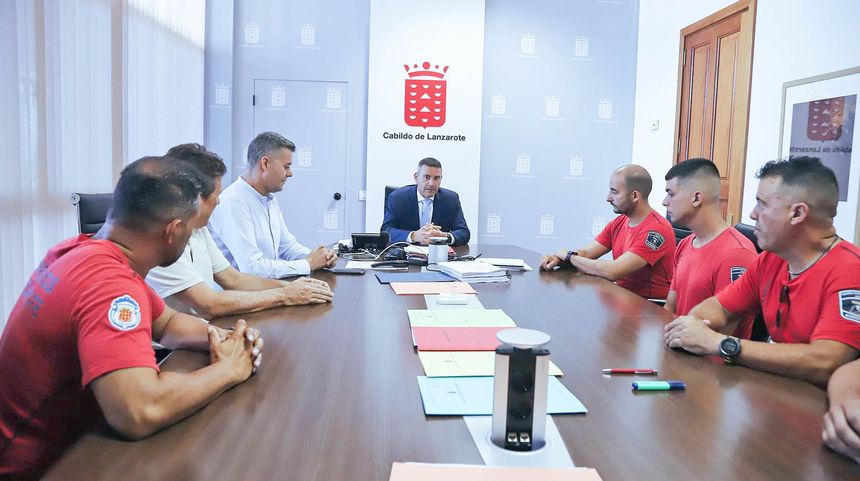 El presidente del Cabildo reunido con el responsable del Consorcio de Seguridad y Emergencias de Lanzarote y un grupo de bomberos