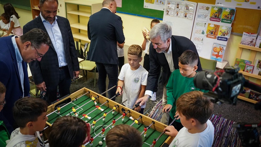 Fernando Clavijo y Poli Suárez jugando al futbolín con algunos alumnos del centro seleccionado para abrir oficialmente el curso.