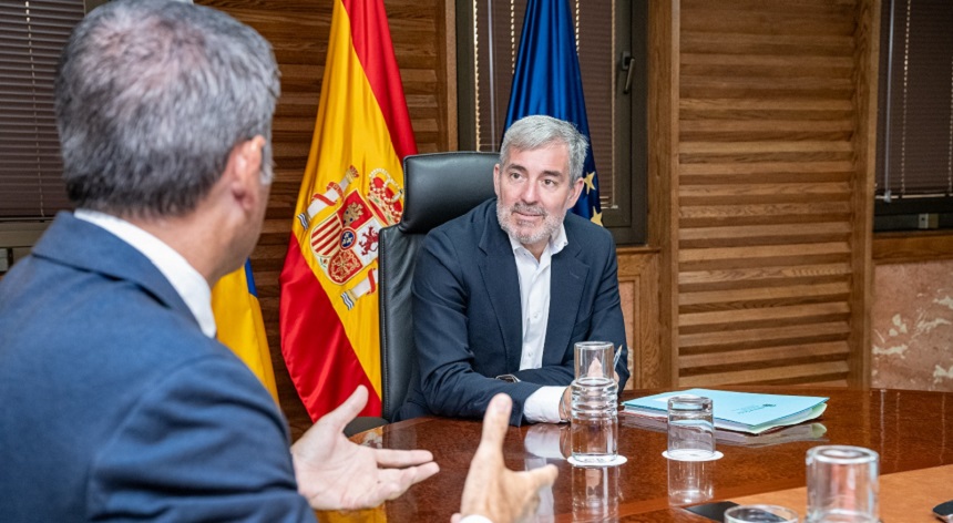 Fernando Clavijo charlando con su vicepresidente, Manuel Domínguez.