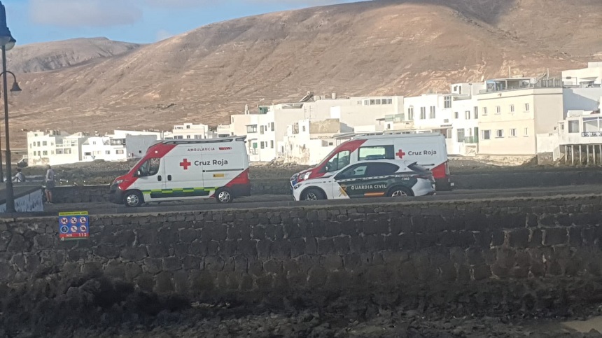 Imagen de la Cruz Roja y la Guardia Civil esperando la llegada de la patera.