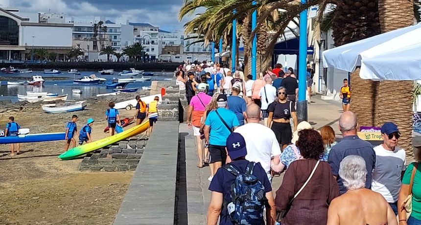 Imagen de los turistas llegando al Charco de San Ginés