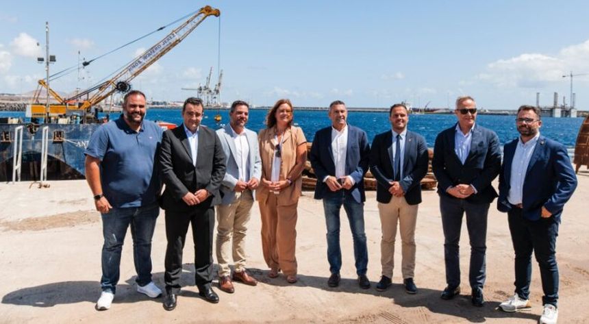 La nueva presidenta de la Autoridad Portuaria con las autoridades locales