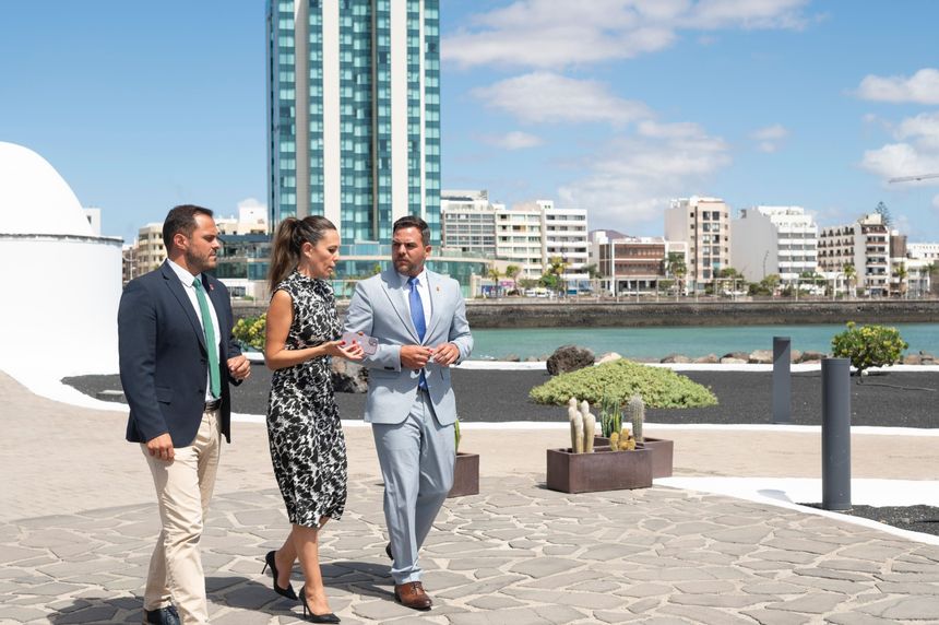 Reunión y visita al Islote de La Fermina. El alcalde de Arrecife con la consejera de Turismo y Empleo de Canarias, y el vicepresidente del Cabildo. Frente marítimo de Arrecife de fondo
