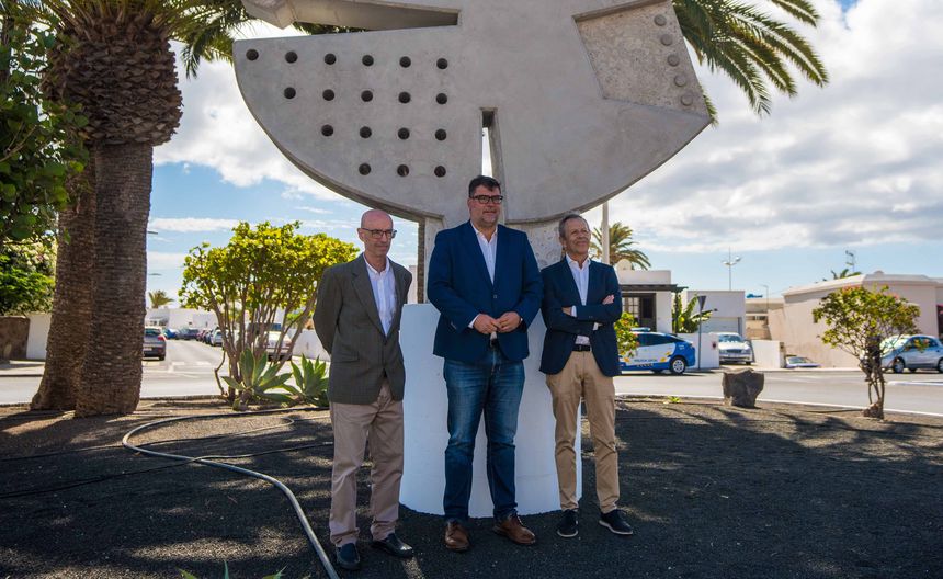 De izq a dcha, Eduardo Manrique, Isidro Perez y FRancisco Armas, delante de la escultura ALISIO