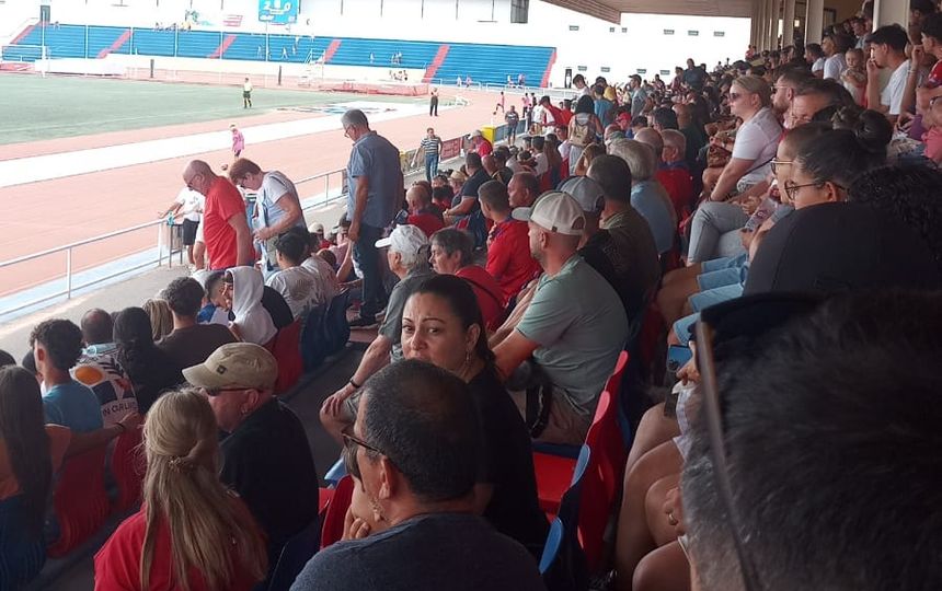 Imagen de las dos aficiones llenando la grada antes del inicio del choque este domingo