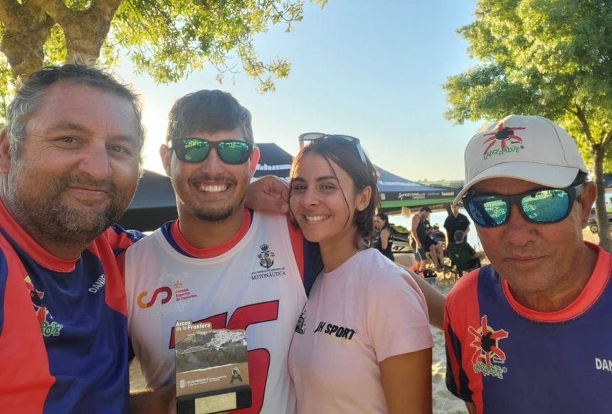 Daniel Hernández con su mayor apoyo en el equipo, su familia.