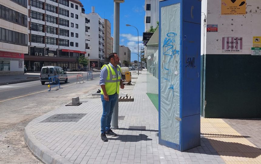 El alcalde de Arrecife junto a una cabina que obstaculizaba el paso de peatones en la Calle Manolo Millares, y que ha sido retiada en este mes de septiembre 1