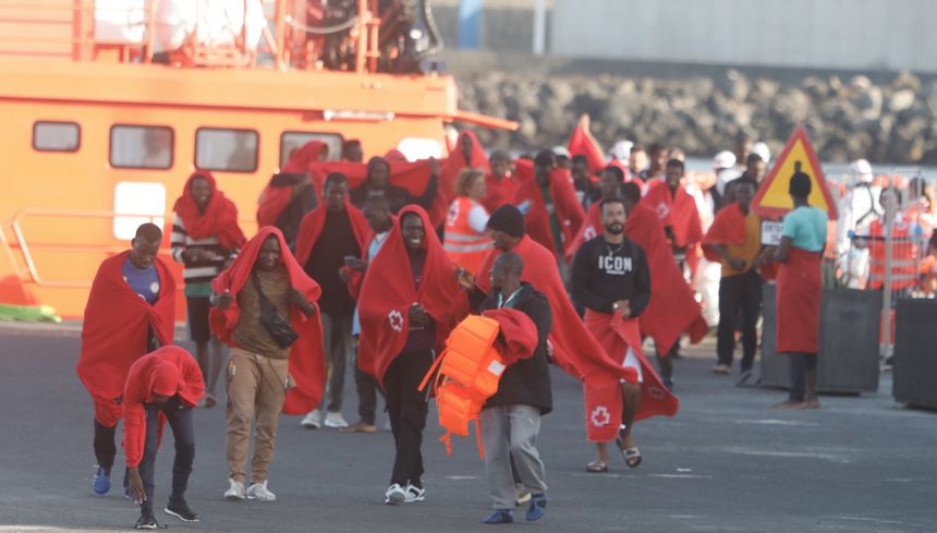 Inmigrantes a su llegada al Puerto de Arrecife (1)