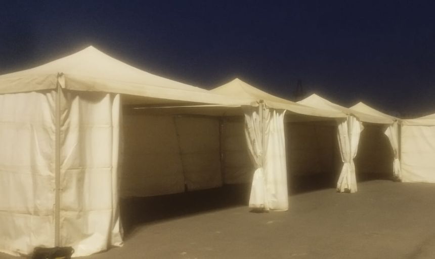 Imagen de las carpas que ha montado el Cabildo en la explanada de Naos.