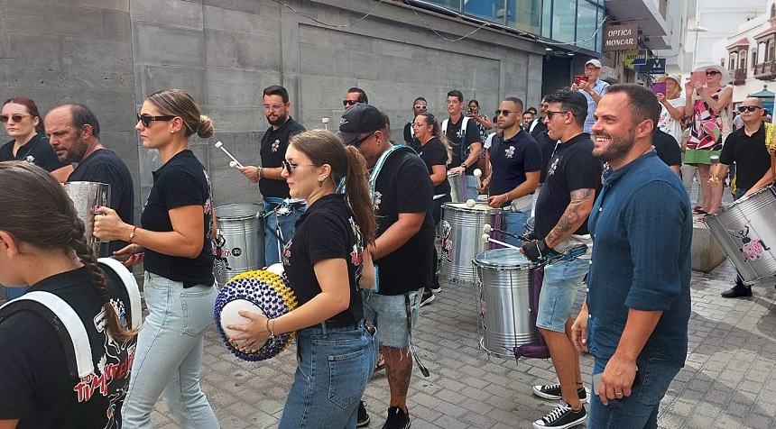 Animación en La Plazuela, este pasado sábado, dentro del plan del Ayuntamiento de Arrecife para relanzar el comercio. El alcalde asiste a este jornada