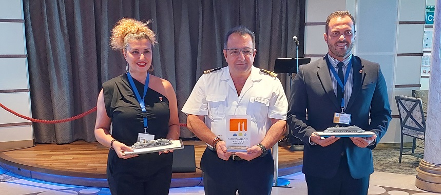 Recepción del capitán de Costa Firenza a las autoridades de Arrecife. El alcalde junto a la concejal de Turismo, junto al capitán