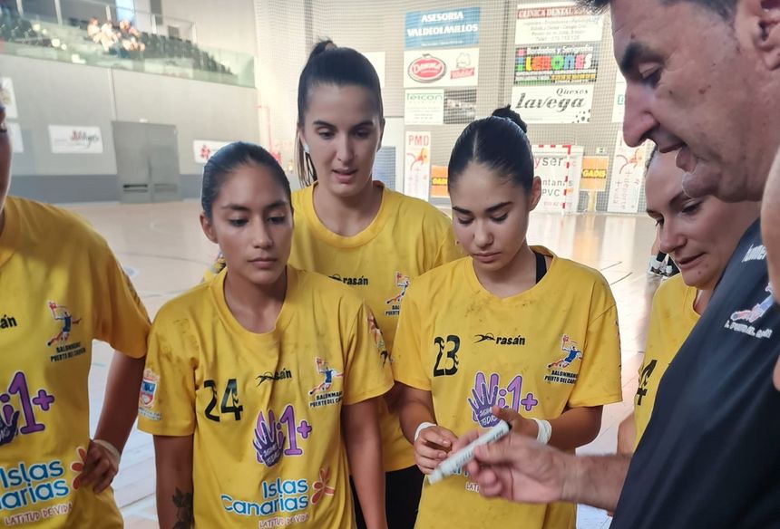 Las jugadoras siguiendo atentas las instrucciones del entrenador