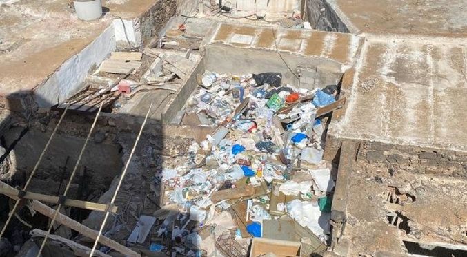 Imagen de la basura que se acumula en el inmueble.