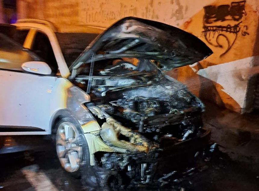 Así quedó el vehículo tras la actuación de los bomberos