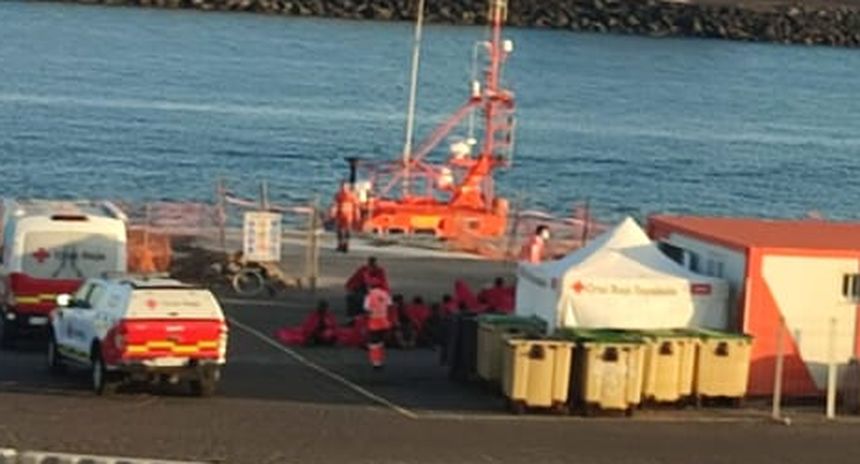 En la explanada de Puerto Naos se presta la primera ayuda a los inmigrantes una vez que descienden de las embarcaciones de Salvamento Marítimo