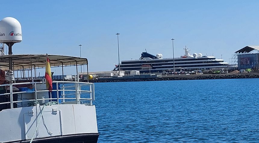 El lujoso World Navigator atracado hoy en el muelle de cruceros de Arrecife.